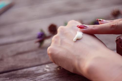 ニベアを塗る女性の手