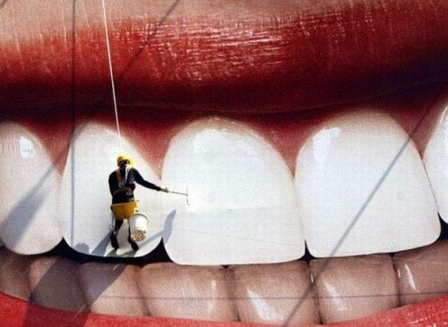 歯をきれいにする男性
