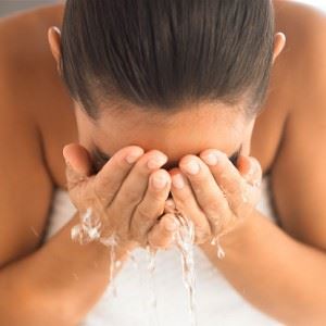 正しいクレンジングオイルの使い方で洗顔する女性の画像