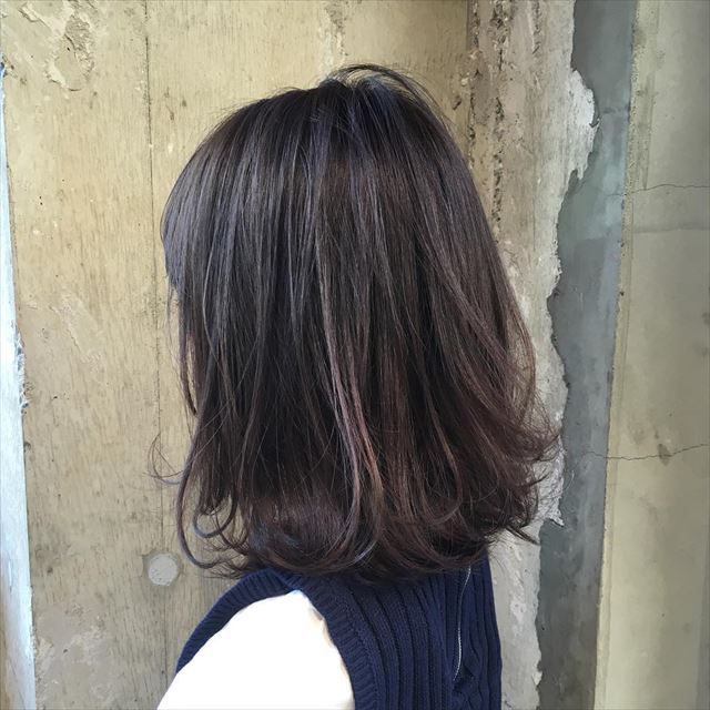 流行の暗髪コバルトアッシュのヘアカラーサンプル画像2