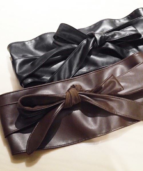 レザー素材の黒と茶色のサッシュベルトの画像