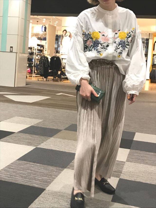 2017春夏トレンドの刺繍ブラウスをカラーパンツで着こなしたレディースコーディネート画像4