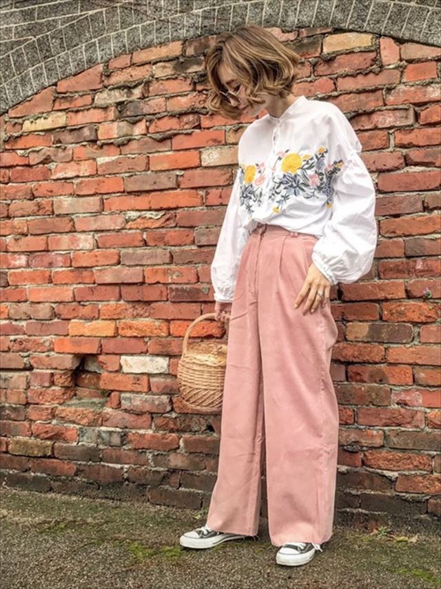 2017春夏トレンドの刺繍ブラウスをカラーパンツで着こなしたレディースコーディネート画像5