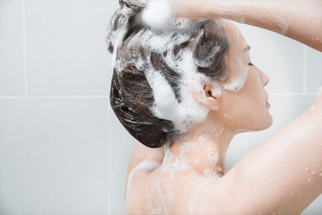 優しく髪を洗う女性の画像