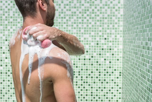 メンズボディソープで全身を洗う男性の画像