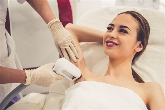 皮膚科で脇のレーザー治療を受ける女性の画像