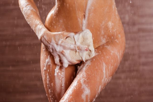 フェミニンゾーンを石けんで洗う女性の画像