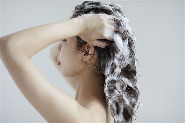 ZACCスカルプシャンプーで髪を洗う女性の画像1