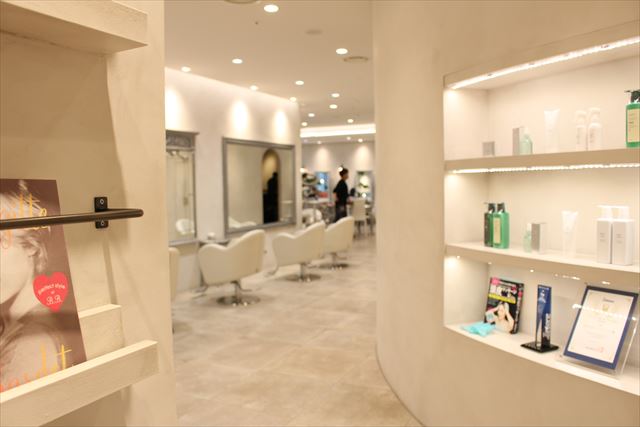 青山・表参道エリアの人気美容室ZACC（ザック）の店内風景画像
