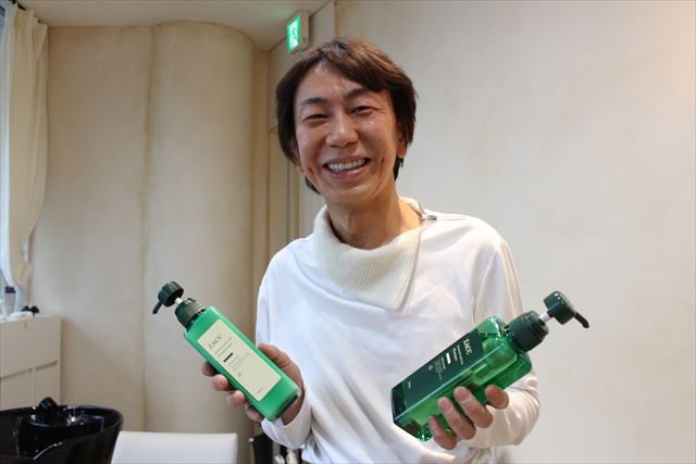 表参道ZACC代表・シャンプー開発者高橋和義さんがスカルプを持った画像