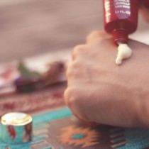 ハンドクリームを付ける女性の手