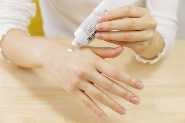 ハンドクリームを塗る女性の手