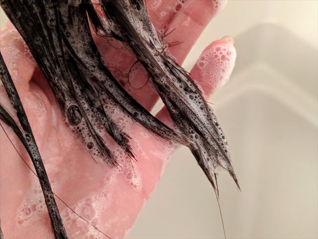 ラサーナプレミオールシャンプーの香りを試す洗髪中の画像