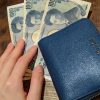 財布と3000円の画像