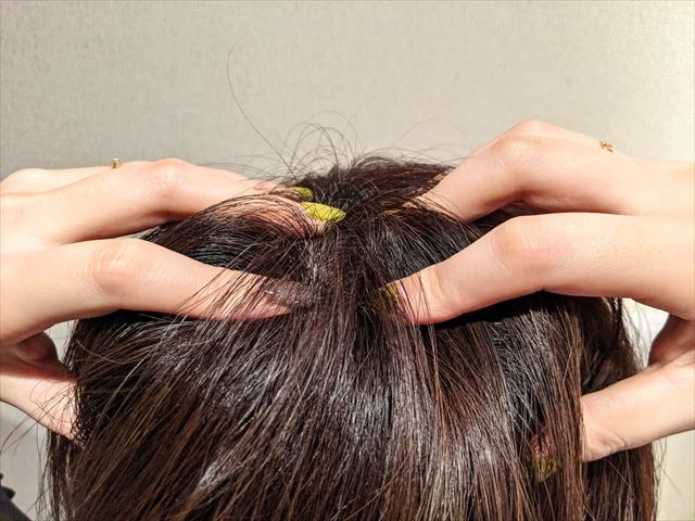 HIK(ヒク)の美容液で頭皮マッサージする画像2