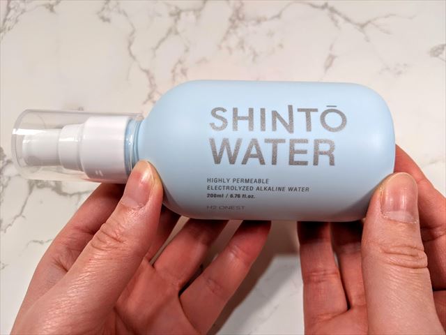 SHINTO WATERのボトルを両手で持つ画像