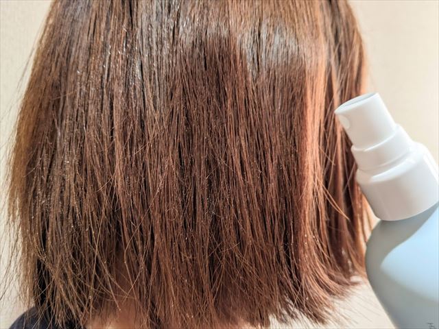 SHINTO WATERを髪に吹きかける画像