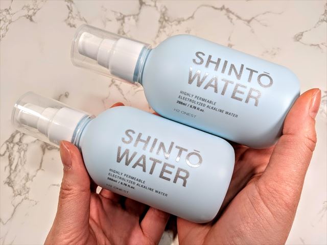 SHINTO WATERのボトル2本を両手で持つ画像