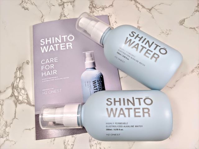 SHINTO WATERのボトル2本とリーフレットを並べた画像