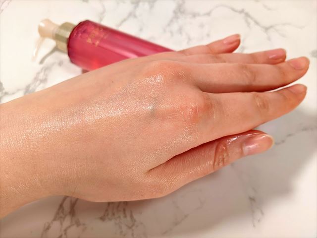 プリオール薬用高保湿化粧水を塗った直後の手の質感画像