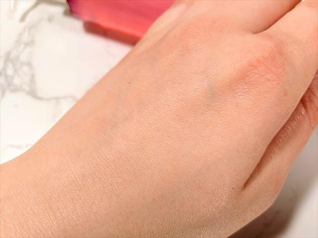 プリオール薬用高保湿化粧水を塗って時間を置いた手の質感のアップ画像