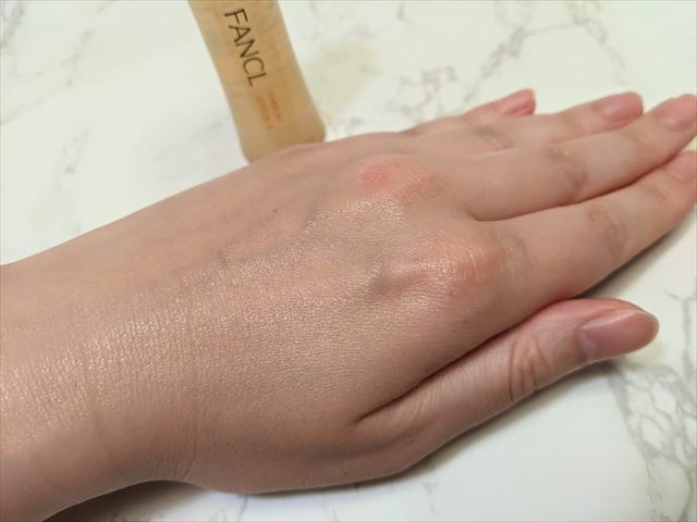 ファンケルエンリッチプラス化粧液を塗った直後の手の画像